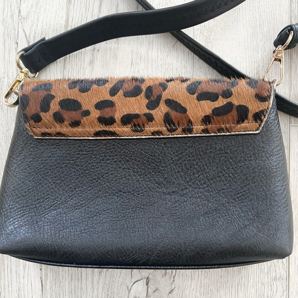 Faux fur leopard print crossbody purse - Picture 7 of 8